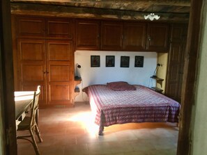 5 habitaciones, escritorio y tabla de planchar con plancha
