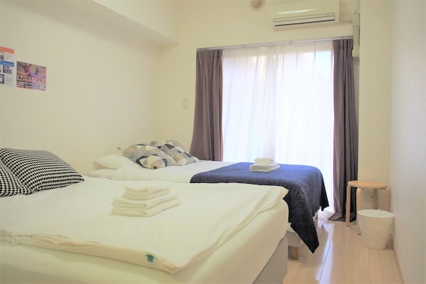 Habitación básica con 2 camas individuales, 2 camas matrimoniales, para no fumadores | Wifi gratis y ropa de cama 