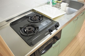 Habitación básica con 2 camas individuales, 2 camas matrimoniales, para no fumadores | Cocina privada | Refrigerador y microondas 