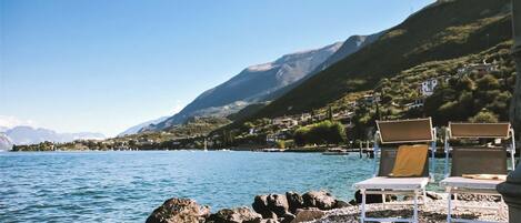 En la playa, camastros y toallas de playa