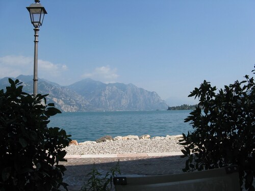 Apartment in restored Rustico directly on the lake, open all year.