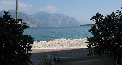 Apartment in restored Rustico directly on the lake, open all year.