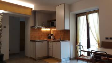 Kühlschrank, Mikrowelle, Herdplatte, Wasserkocher mit Kaffee-/Teezubehör