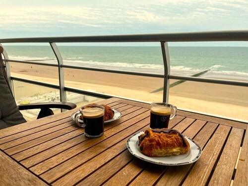 Panoramic sea view | Balcony | Waterfront | Pedestrian promenade | Westende | 2p