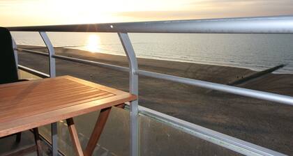 Traumhafter Blick auf die Nordsee - an der Strandpromenade mit großem Balkon