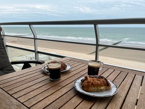 Panoramic sea view | Balcony | Waterfront | Pedestrian promenade | Westende | 2p