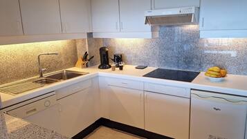 Een koelkast, een microgolfoven, een oven, een kookplaat