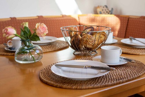 Cozy rustic Nurdachhaus Am Yachthafen, particularly suitable for dogs.