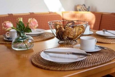 Cozy rustic Nurdachhaus Am Yachthafen, particularly suitable for dogs.