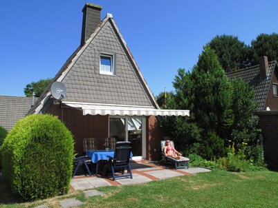 Cozy rustic Nurdachhaus Am Yachthafen, particularly suitable for dogs.