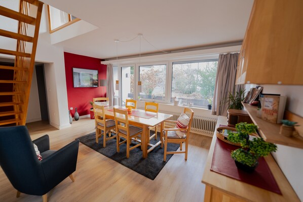 Dining - Light-flooded architect house in a quiet location FeWo "Red" (Edertal)