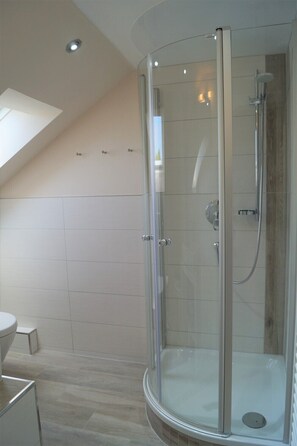 Douche, serviettes fournies, savon