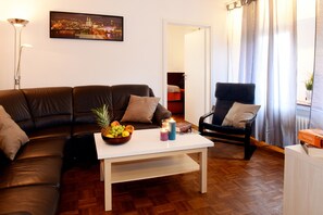 Fernseher, DVD-Player, Bücher, Videothek