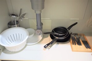 Kahden hengen huone (kaksi sänkyä) | Yksityinen keittiö | Jääkaappi, mikroaaltouuni