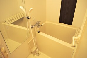Chambre avec lits jumeaux | Baignoire relaxante profonde