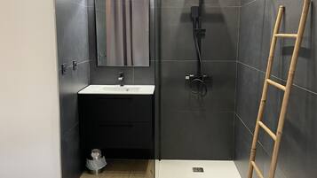 5 Schlafzimmer, Schreibtisch, BĂŒgeleisen/BĂŒgelbrett, Reisekinderbett