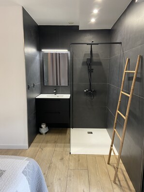 5 Schlafzimmer, Schreibtisch, Bügeleisen/Bügelbrett, Reisekinderbett