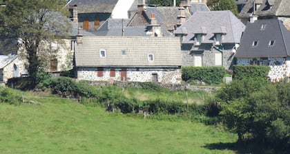 Gîte des Crêtes, M2 *** (proche Salers), plein sud, au calme, vue sur la vallée