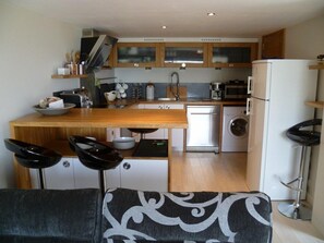 Réfrigérateur, four à micro-ondes, un four, surface de cuisson