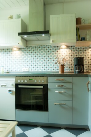 ثلاجة، فرن، موقد طهي مسطح، غسالة أطباق