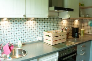 ثلاجة، فرن، موقد طهي مسطح، غسالة أطباق