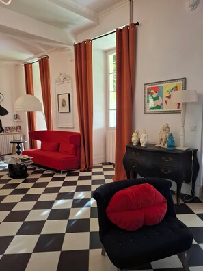 Music library, video library, stereo, printers - an unusual and Design Chateau (Pech- Luna)