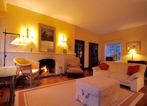 Télévision, cheminée, table de tennis de table