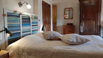 4 bedrooms, desk, iron/ironing board, free WiFi