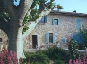 Exterior - Charming old farmhouse with swimming pool between Luberon and Alpille (Cavaillon)