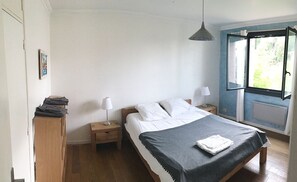 6 makuuhuonetta, silitysrauta/-lauta, Wi-Fi, vuodevaatteet