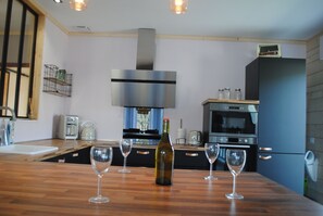 Kjøleskap, mikrobølgeovn, ovn og kokeplater