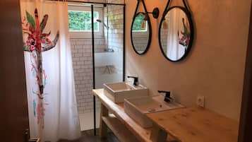 Douche, sĂšche-cheveux, serviettes fournies, papier toilette