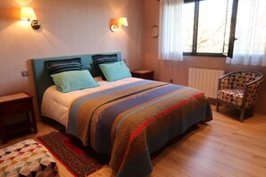 2 slaapkamers, een bureau, een strijkplank/strijkijzer, gratis wifi