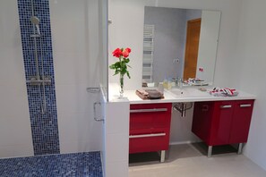 Dusche, Haartrockner, Handtücher