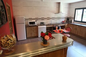 Een koelkast, een microgolfoven, een oven, een kookplaat