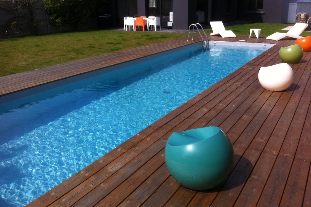 Luxury villa with heated pool / 420m2 / 30m from the beach