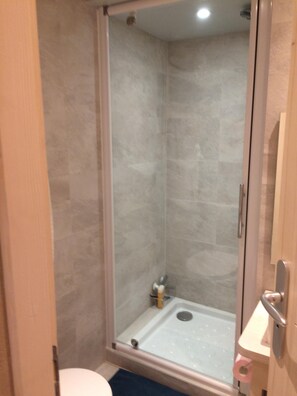 Douche, sĂšche-cheveux, serviettes fournies