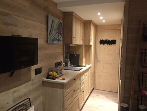 Kylskåp, mikrovågsugn, ugn och spishäll