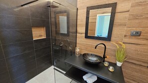 Combined shower/tub, hair dryer, bidet, towels