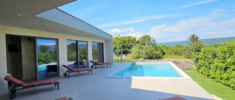 Piscine extérieure, piscine chauffée