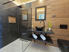 Combined shower/tub, hair dryer, bidet, towels