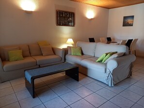 Fernseher, DVD-Player, Bücher, Stereoanlage