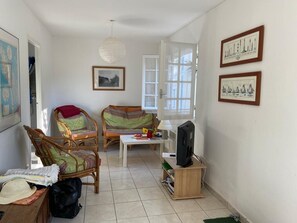 TV, DVD player, books - House 30m from the sandy beach of La Brée Les Bains (La Brée-Les-Bains)