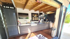 Een moderne keuken met een ingebouwde oven, magnetron en spoelbak.