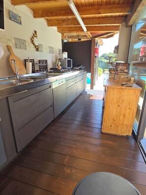 Frigorífico, microondas, horno y placa de cocina