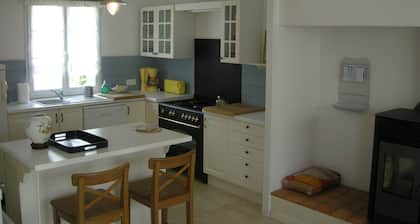 Charming house near the beach, detached, not overlooked, WIFI.