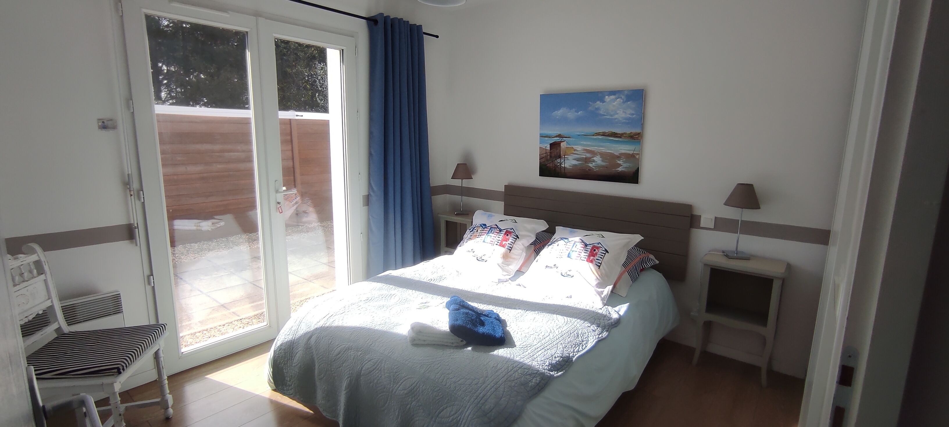 3 chambres, bureau, fer et planche à repasser, lit parapluie