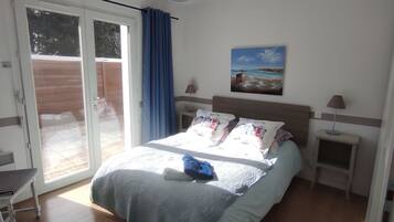 3 chambres, bureau, fer et planche Ă repasser, lit parapluie