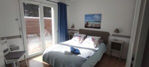 3 bedrooms, desk, iron/ironing board, travel cot