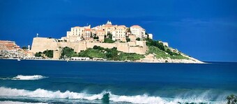 Air-conditioned 93m² apartment sleeps 6, Calvi bay view, citadel and mountain.